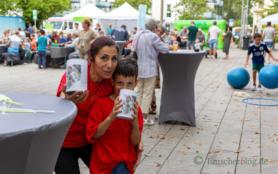 Auch bei der Aktivkreis-Veranstaltung "Mein Marktplatz" am Samstag sammelte Hami Sepik und ihr Sohn Osan (6 J.) für die todkranke Efnan. (Foto: P. Gräber - Emscherblog)