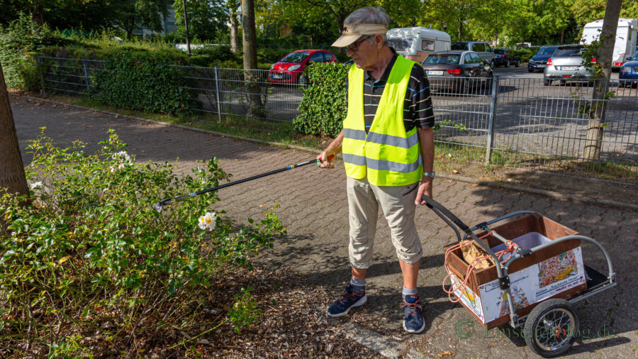 Unermüdlicher Abfallsammler: Seit zwei Jahren schon sammelt  Fritz Eckey (86 Jahre) in der Gemeinde den achtlos weggeworfenen Müll anderer Leute auf.  (Foto: P. Gräber - Emscherblog)   