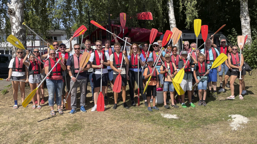 Die Teilnehmer der Kanu- und Radtour der CDU stellen sich nach der Einweisung in die Paddeltechnik vor der Rohrmeisterei zum Gruppenfoto. (Foto: Martina Bovenkamp) 