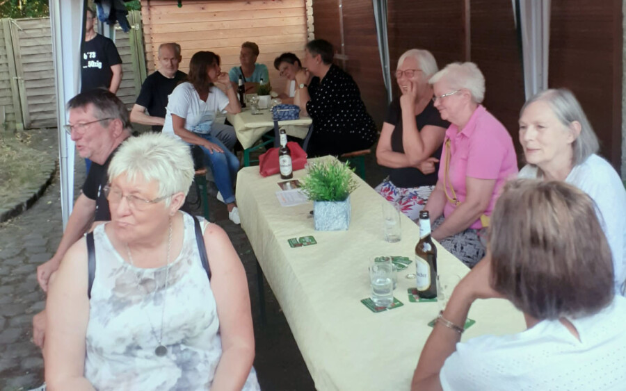 Die Gründungsmitglieder des Clubs 73 trafen sich am Samstag zum 50. Geburtstag des ehemaligen Jugendclubs an der Heimatstube in Opherdicke. (Foto: privat)  