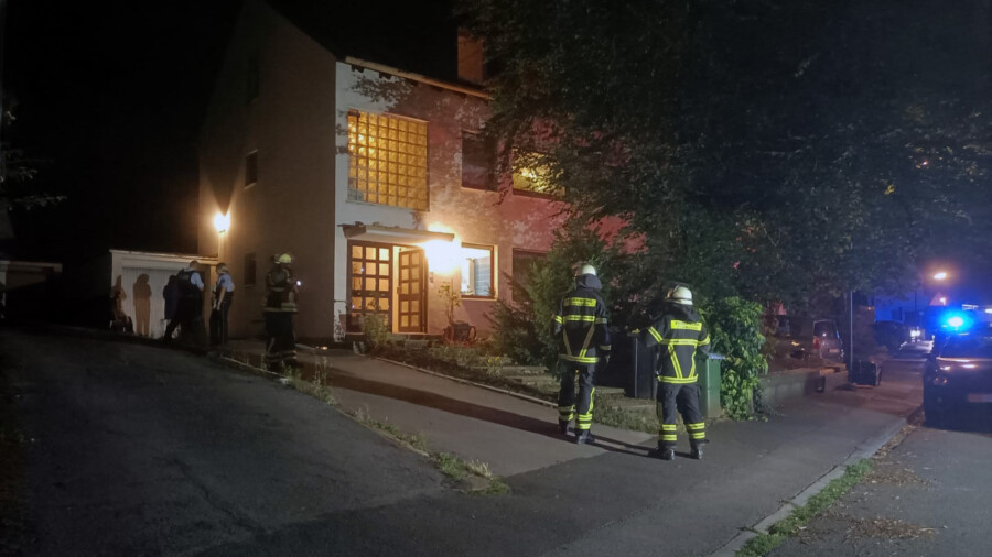 In dr Nacht zu heute (22. August) rückte der Löschzug II der Freiwilligen Feuerwehr der Gemeinde zur Oststraße 10 aus: In einem Raum im Erdgeschoss war eine Laptop-Tastatur in Brand geraten. (Foto: F. Brockbals) 