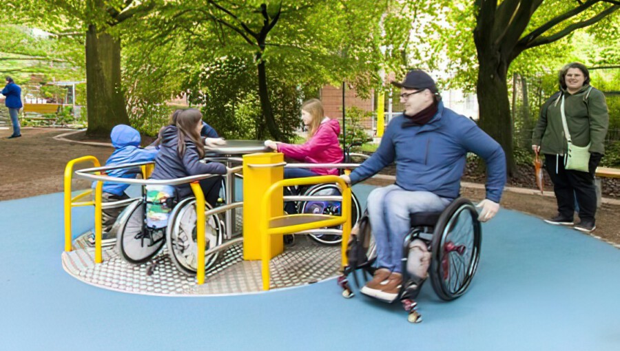 Ein Beispiel für ein inklusives Spielgerät ist dieses Rollstuhlkarussell. Kinder ohne Einschränkungen können es wie ein normales Spielgerät nutzen.  (Foto: FDP)    