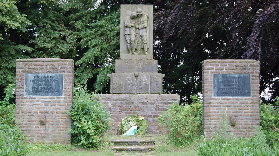Diese ältere Aufnahme zeigt das Denkmal mit den beiden unversehrten Gedenktafeln. Die Gemeinde erstattete inzwischen Strafanzeige wegen des Diebstahls. (Foto: Historischer Verein) 