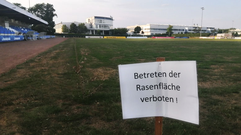 Die Bewässerungsanlage ist defekt: Der Rasenplatz im Montanhydraulik-Stadion ist derzeit unbespielbar.  Die Heimspiele müssen auf unabsehbare Zeit verlegt werden. (Foto: privat) 