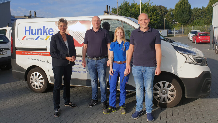 Das Bild zeigt von li.: Bürgermeisterin Ulrike Drossel, Frank Hunbke mit Sophia Schütte und Patrick Hunke. (Foto: Gemeinde Holzwickede) 