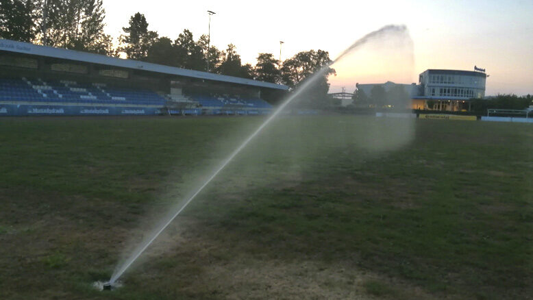 Seit Donnerstag dieser Woche funktioniert die Bewässerungsanlage im Montanhydraulik-Stadion wieder. (Foto: privat) 
