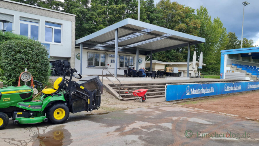 Eine der Baustellen im Stadion: Seit einigen Tagen wird die Terrasse vor dem Ballhaus im Stadion mit öffentlichen Fördermitteln in einen wetterfesten Wintergarten umgebaut. (Foto: P. Gräber - Emscherblog) 