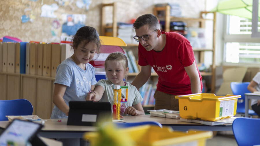 Im Vormittagsbereich arbeitet Lehrer Jan Günther mit Kindern des zweiten Jahrganges in einer AG mit dem neu angeschafften Lego-Programmierset. (Foto: Dudenrothschule)