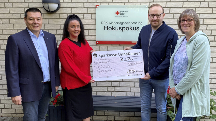 Die SPD Holzwickede spendete 500 Euro an den DRK-Kindergarten "Hokuspokus",, von li.: Peter Wehlack, Kita-Leiterin Vanessa Merten, Jonas Beckmann und Heike Bartmann-Scherding. (Foto: privat)