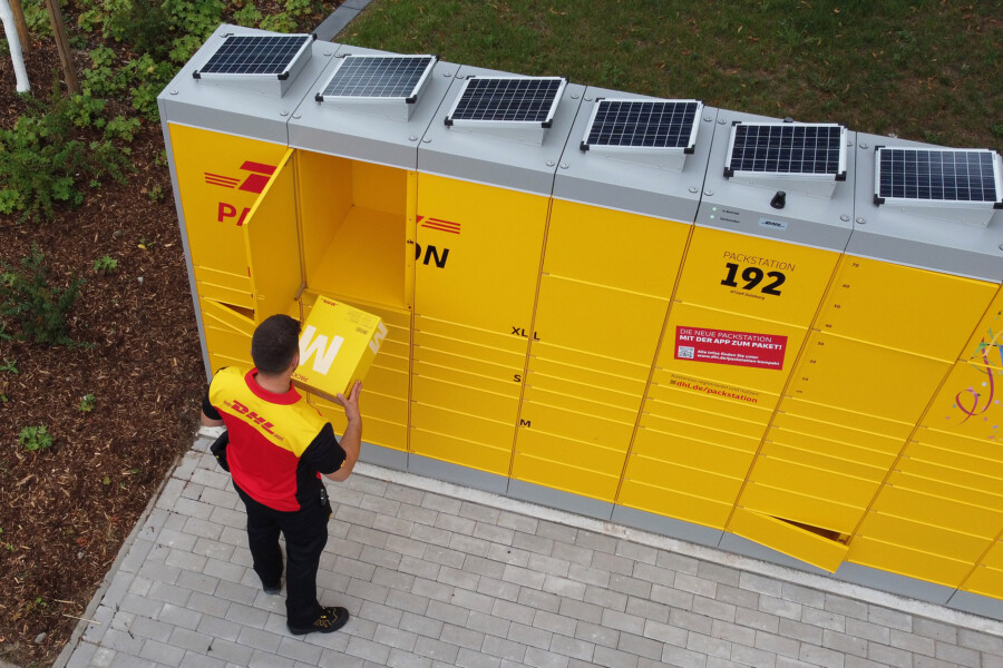 Eine solche solargetriebene DHL-Packstation ist an der August-Borsig-Straße 2 in Holzwickede neu eröffnet worden.- (Foto: Deutsche Post /  Marco Stepniak)