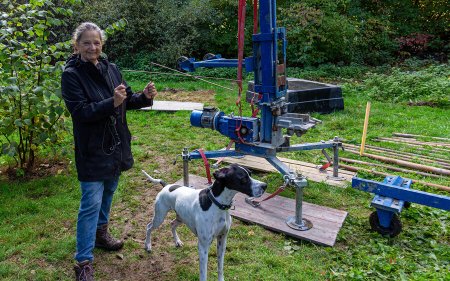 Auch Laien wie die Vorsitzende Ursula Aust spüren mit der Wünschelrute die verborgene Wasserader auf der Hundewiese. (Foto: P. Gräber - Emscherblog)
