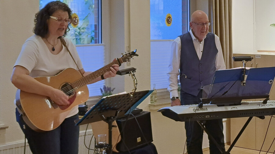 Mona Lichtenhof und Dieter Dasbeck präsentieren als Duo „Mondi di Notte“ ein buntes Portpourri bekannter Lieder am Sonntag in der Seniorenbegegnungsstätte. (Foto: privat) 