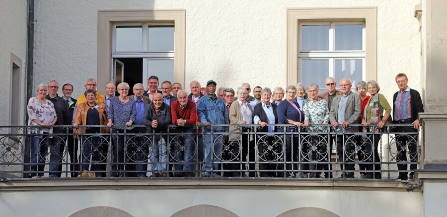 Behördenleiter Mario Löhr mit den Mitgliedern des Projektes "Senioren helfen Senioren" auf dem Balkon von Haus Opherdicke. (Foto: Polizei Unna)