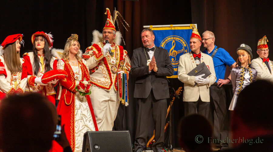 Nicht die einzige, aber mit Sicherheit die närrischste Auszeichnung an diesem Abend: Das Dortmunder Prinzenpaar Marcus III (Ellerkmann) und Janina I (Lawicki) verliehen Prof. Dr. Michael Tracz (Mitte) einen Karnevalsorden. (Foto: P. Gräber - Emscherblog)   