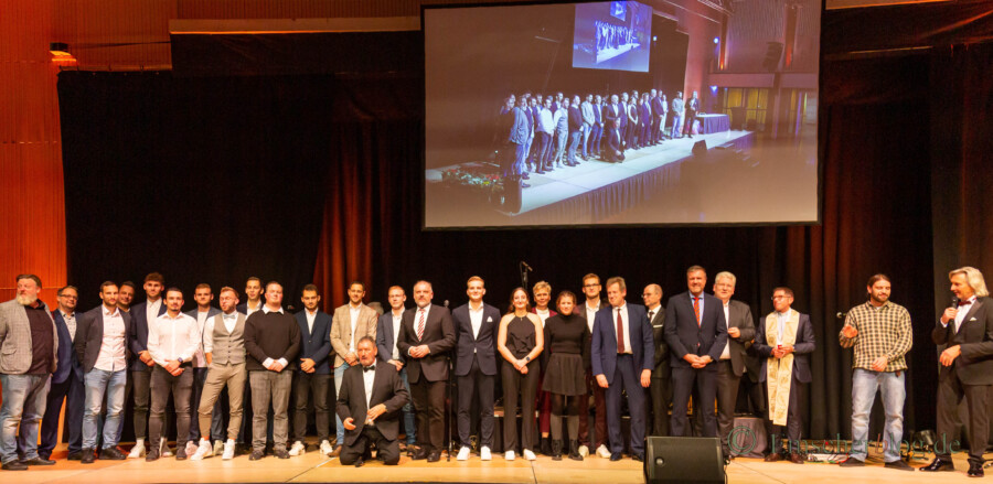 Gruppenfoto mit allen geehrten Sportlerinnen und Sportlern sowie Ehrengästen der Bühne der Stadthalle Unna. (Foto: P. Gräber - Emscherblog)