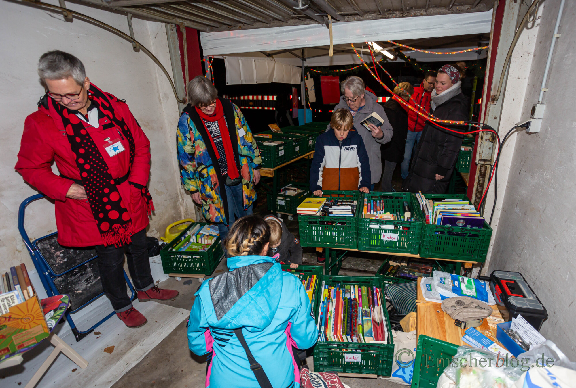 Beim diesjährigen Weihnachtsmarkt in Holzwickede verkaufte der Verein "Wir für Holzwickede" seine gebrauchten Bücher für die Aktion Weihnachtsgeld aus einer Garage. (Foto: P. Gräber - Emscherblog) 