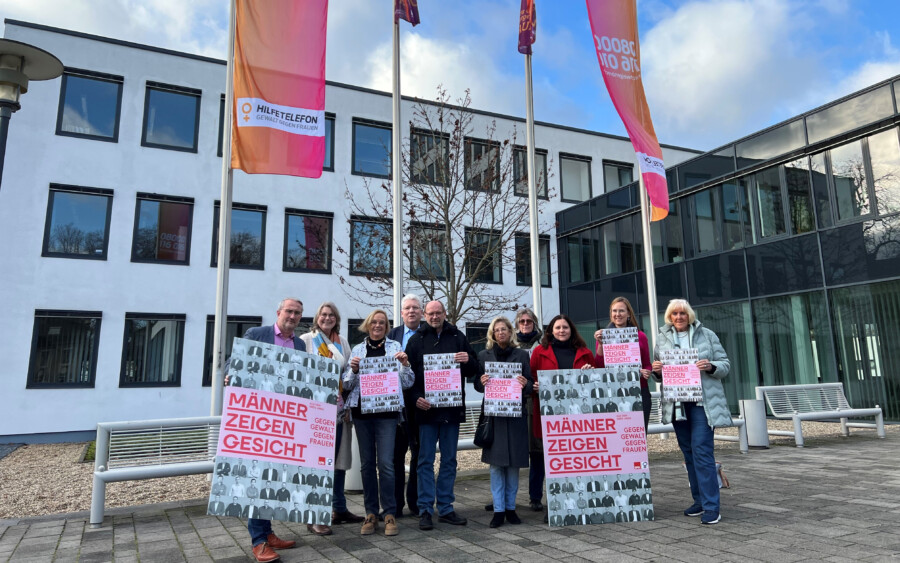 Vertreterinnen und Vertreter der AsF und SPD im Kreis Unna präsentieren die Plakate zur Fotoaktion zum Internationalen Tag der Gewalt gegen Frauen vor dem Kreishaus in Unna. (Foto: SPD Kreis Unna)