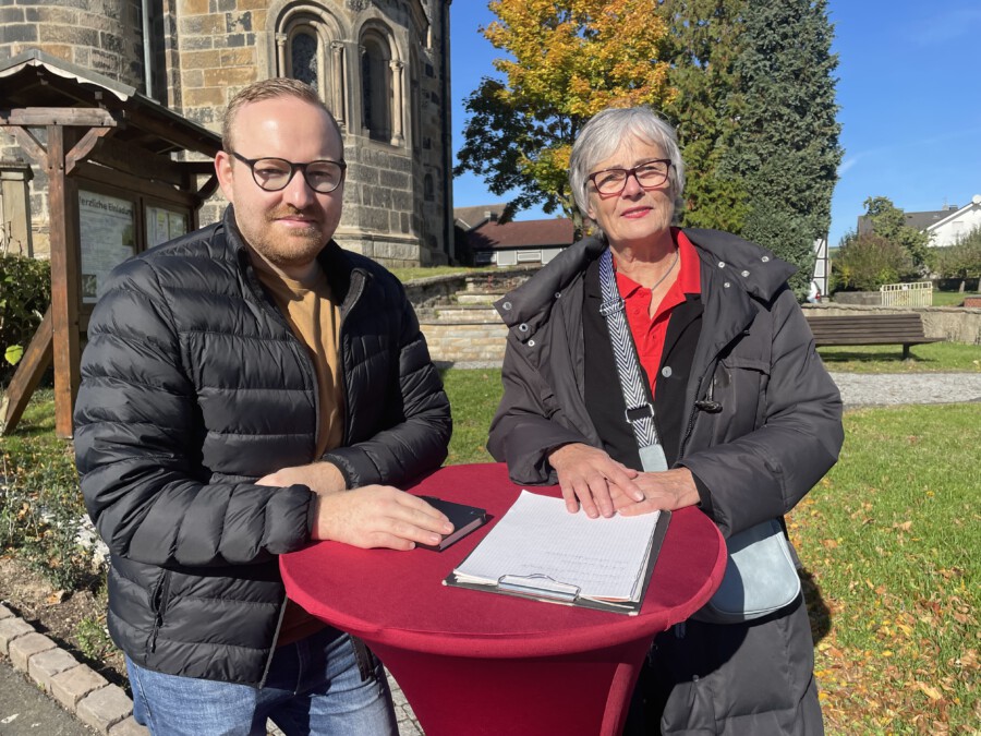 Elfi Schwetlick und Jonas Beckmann, die beiden Ratsmitglieder der SPD, bitten am kommenden Samstag ausnahmsweise beim Parkplatz-Talk an der Haarstrang-Sportanlage zum Gespräch. (Foto: SPD) 