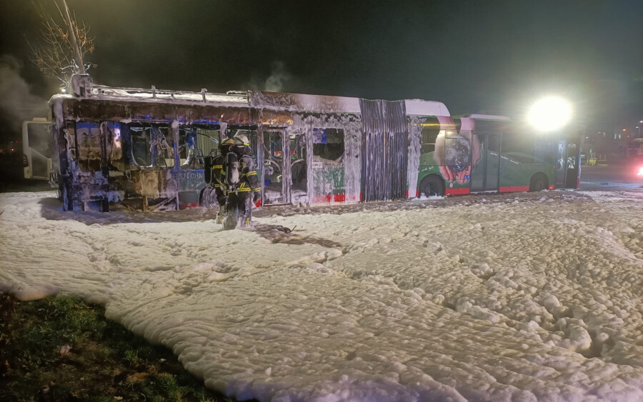 Die Holzwickeder Feuerwehr ging mit Löschschaum gegen das Feuer im Bus vor. (Foto: F. Brockbals)