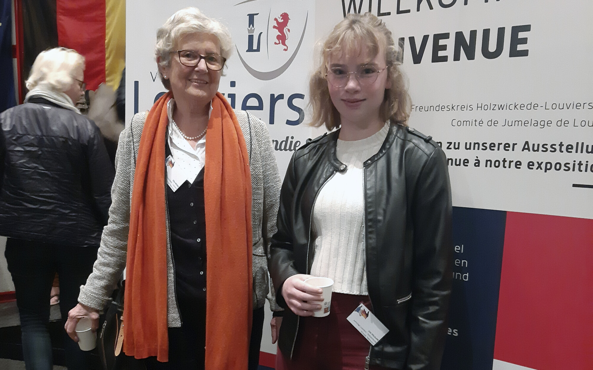 Die älteste und die jüngste Teilnehmerin der deutsch-französischen Projektgruppe: Elke Mense (81 J.) aus Holzwickede und Lise Delaure (13 J.) aus Louviers. (Foto: privat)