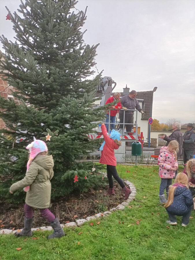 Kinder der Paul-Gerhardt-Schule schmückten den Baum in Opherdicke mit selbstgebasteltem Weihnachtsschmuck. (Foto: F. Brockbals)  