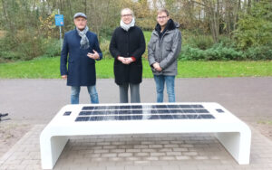 Holzwickedes neue Klimaschutzbeauftragte Friederike Henke mit Jürgen Willutzki (FDP) und Rene Winkler (Junge Union) vor der ersten Solarbankl der Gemeinde im Emscherpark. (Foto: gemeinde Holzwickede)
