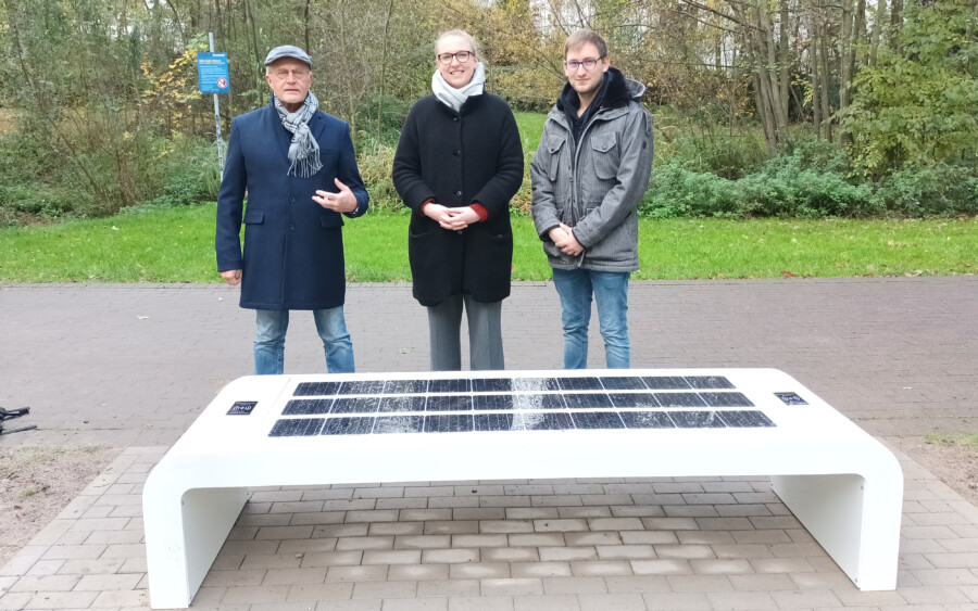 Holzwickedes neue Klimaschutzubeauftragte Friederike Henke mit Jürgen Willutzki (FDP) und Rene Winkler (Junge Union) vor der ersten Solarbankl der Gemeinde im Emscherpark. (Foto: gemeinde Holzwickede)