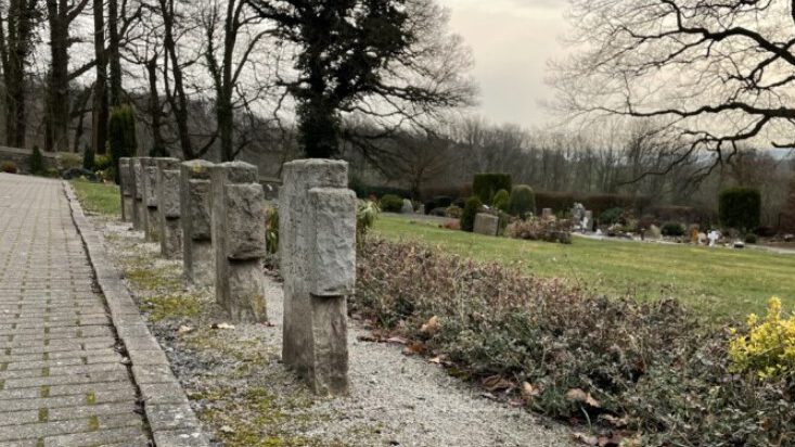 Die VHS-Gruppe "Spurensuche - NS-Opfer Holzwickede" lädt zu einer Gedenkveranstaltung an den Kriegsgräbern auf dem katholischen Friedhof Opherdicke (Bild) ein. (Foto: privat) 