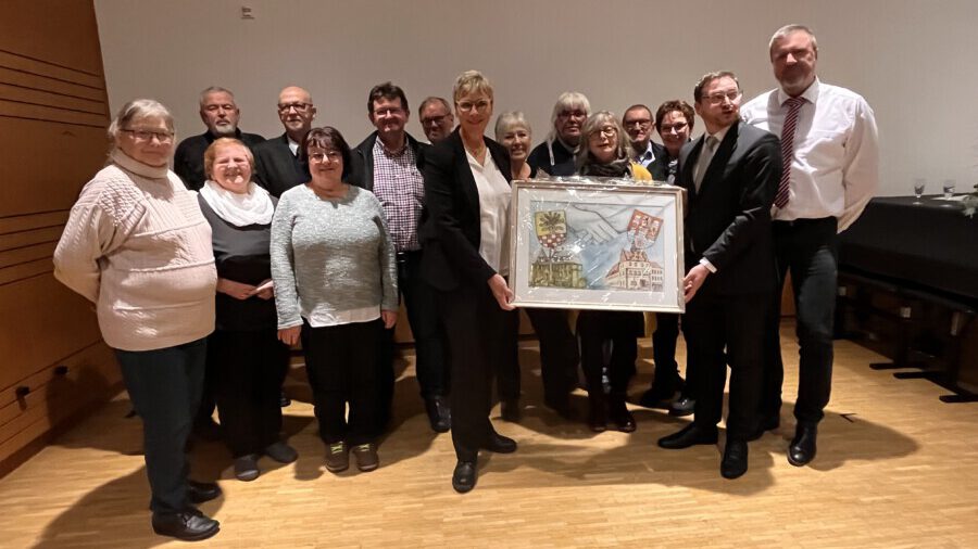 Bürgermeisterin Ulrike Drossel überreichte an ihren Amtskollegen Robert Zillmann als Gastgeschenk ein Bild der Holzwickeder Künstlerin Ilka Breker. (Foto: Gemeinde Holzwickede)