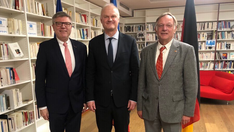 Das Foto zeigt Dr. Étienne Sur, den neuen französischen Generalkonsul für NRW (M.) mit Dr. Detlef Puhl (re., VDFG) und Jochen Hake (VDFG und Freundeskreis). (Foto: privat)