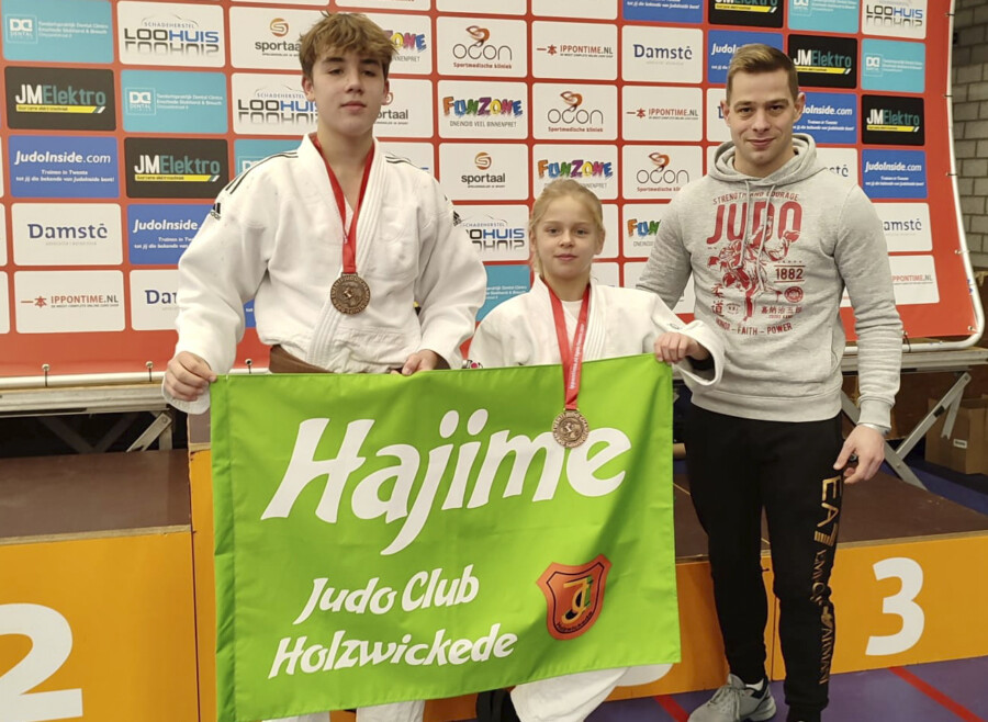 Kevin Krist und Linus Hoffmann, hier mit Trainer Fabian Langer (von li.) belegten bei dem Internationalen Turnier in Enschede einen 3. Platz in ihren Gewichtsklassen. (Foto;: JCH)  