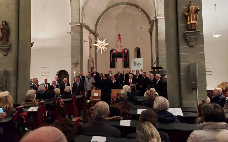 Die Sänger des MGV "Eintracht" Hengsen bei ihrem Konzert am Sonntag (3. Advent) in der ev. Kirche Opherdicke. Krankheitsbedingt musste der Chor auf sechs Sänger verzichten. (Foto: privat) 