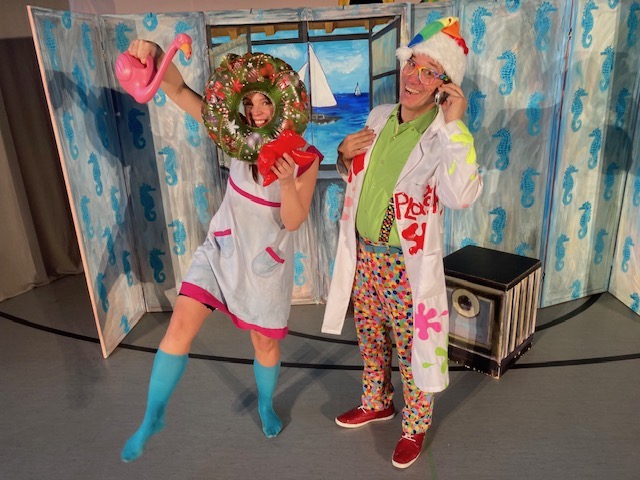 Jessica Jahning (li.), und Maico Claßen gastieren mit "Huhn oder Held" auf der Kleinkunstbühne Rausingen.  (Foto: Ach ja! Theater)