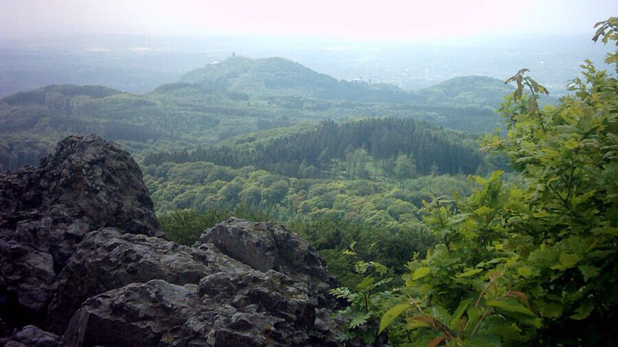 Blick vom Ölberg über die Gipfel des Siebengebirges. (Foto:  Hans Weingartz - Wikipedia by CC BY-SA 2.0 de)