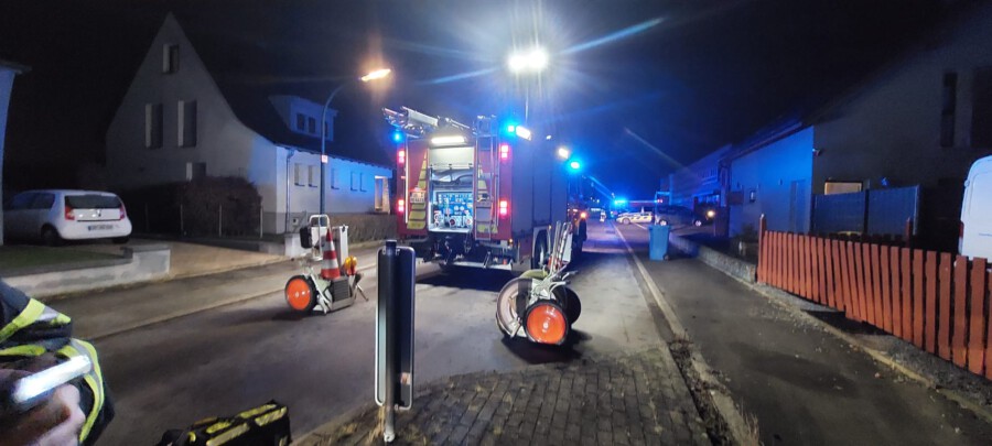 Derder Löschzug 1 wurde am Freitagabend zur Wickeder Straße alarmiert: Ein mutmaßlich defekter Kamin hatte zu einer erhöhten  CO2-Konzentration in einem Gebäude geführt. (Foto: Feuerwehr Holzwickede)