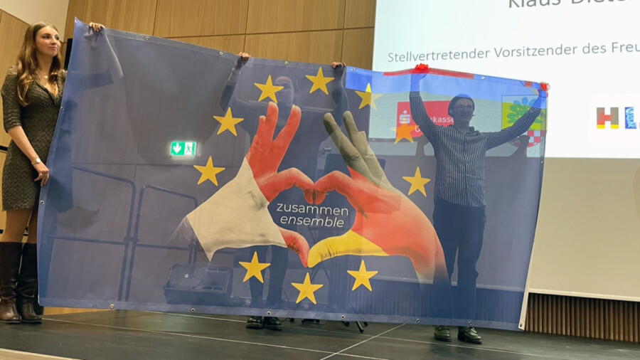 Jugendliche der Projektgruppe überreichten das Banner für die Gemeidnespitze auf der Bühne im Emschersaal. (Foto: Philippe Guerin) 
