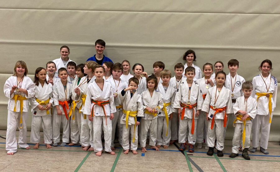 Der bei den Kreismeisterschaften und beim Kreisturnier  erfolgreiche Nachwuchs des Judo Clubs Holzwickede. (Foto: privat) 