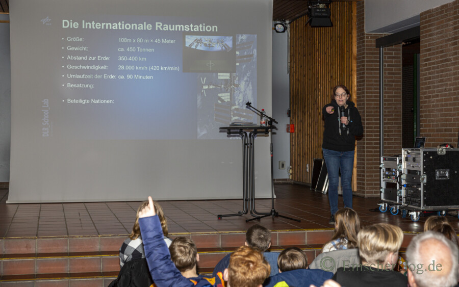 Dr. Sylvia Rückheim von der Fakultät für Elektrotechnik und Informationstechnik der Technischen Universität Dortmund erläuterte den Kinder im Forum heute spannende Einzelheiten zur Raumstation ISS und der Schwerelosigkeit im All.  (Foto: P. Gräber - Emscherblog)