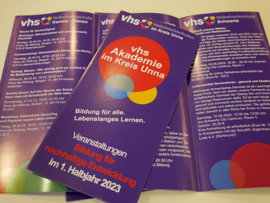 Der Programm-Flyer für das erste Halbjahr der VHS-Akademie. (Foto: Leonie Joost - Kreis Unna.)