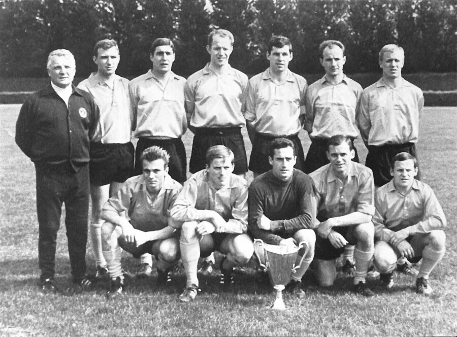 1966 feierte der BVB den Sieg im Europacup – mit Hoppy Kurrat (vorne re.). Ihm ist die Konzertlesung am 19. Mai im Emschersaal des neuen Rathauses gewidmet. 