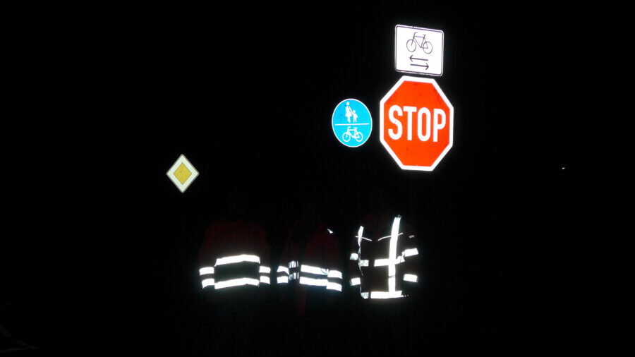 Nachtverkehrsschau im Kreis Unna: Die Straßenverkehrsordnung schreibt vor, dass Verkehrszeichennund Markierungen reflektierend sein müssen. (Foto: Kreis Unna) 