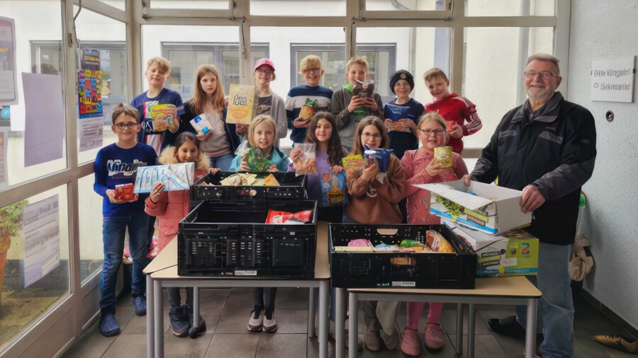 Tafel-Helfer Gunter Siepmann freut sich über die Spende der Paul-Gerhardt-Schule und bedankte sich bei den Kindern für tolle Sammelaktion. (Foto: privat)