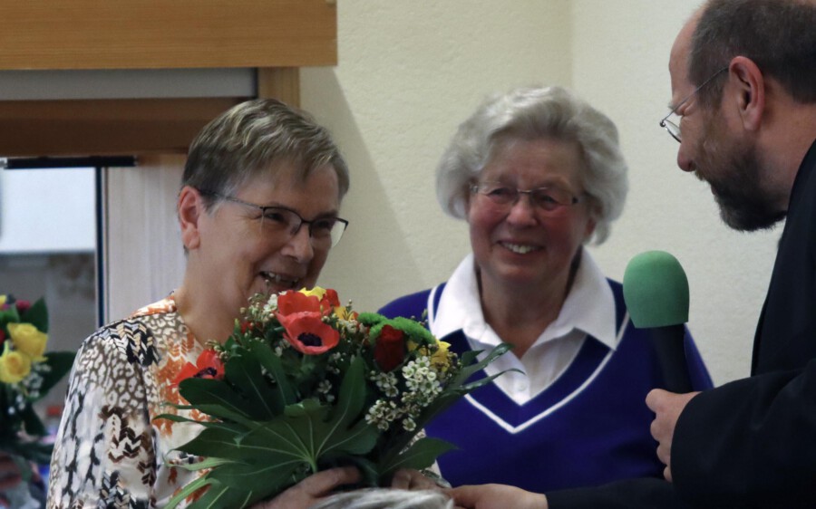 Vorsitzender Andreas Bunge überreichte zum Wechsel der Küchenleitung Blumen an die scheidende Küchenleiterin Erna Busemann und ihre Nachfolgerin Annegret Maßmann. (von re.)  (Foto: privat)