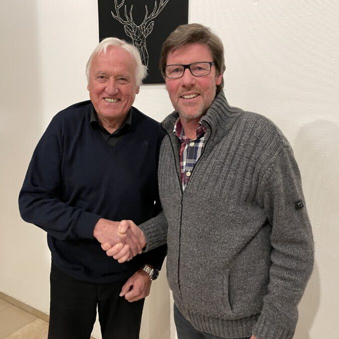Über 40 Jahre Ehrenamt für den TuS Elch: Rolf Weltmann (links) erklärte auf der JHV seinen Rücktritt als erster Vorsitzender, Rolf Mergardt (rechts) übernimmt das Amt. (Foto: TuS Elch)