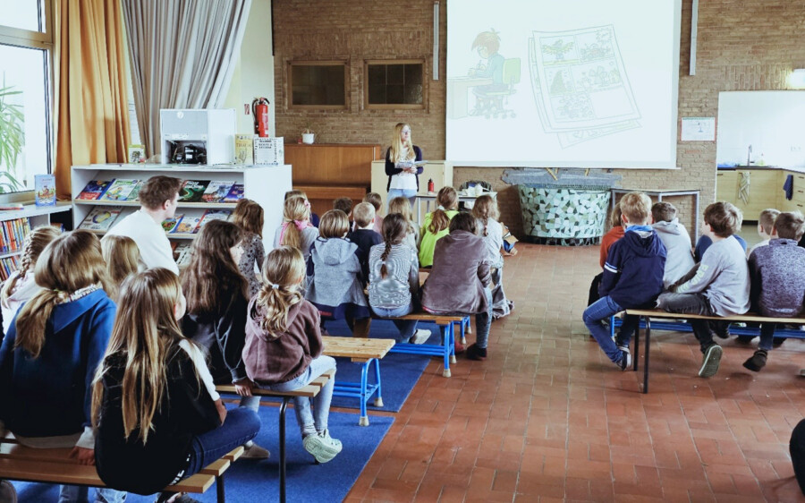 Die Autorin Anja Kiel aus Hagen war mit mehreren Lesungen zu Gast in der Paul-Gerhardt-Schule und las den Kindern aus ihrem Bücherfundus vor. (Foto: privbat)=