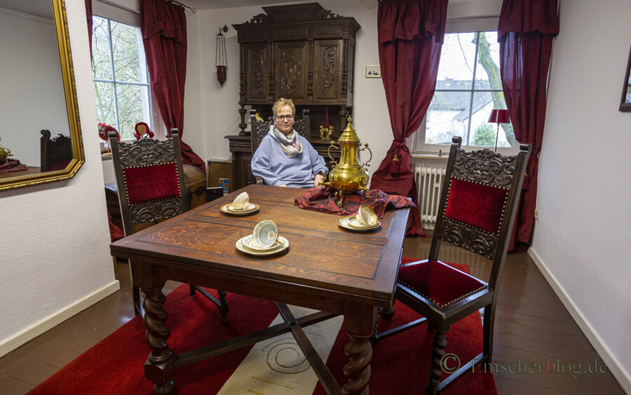 Freut sich über das komplette Wohnzimmer aus der Gründerzeit, das der Historische Verein am Sonntag zum Saisonstart in der Heimatstube präsentieren kann: Vorstandsmitglied Birgit Skupch in "ihrem" Schlosszimmer. (Foto: P. Gräber - Emscherblog)