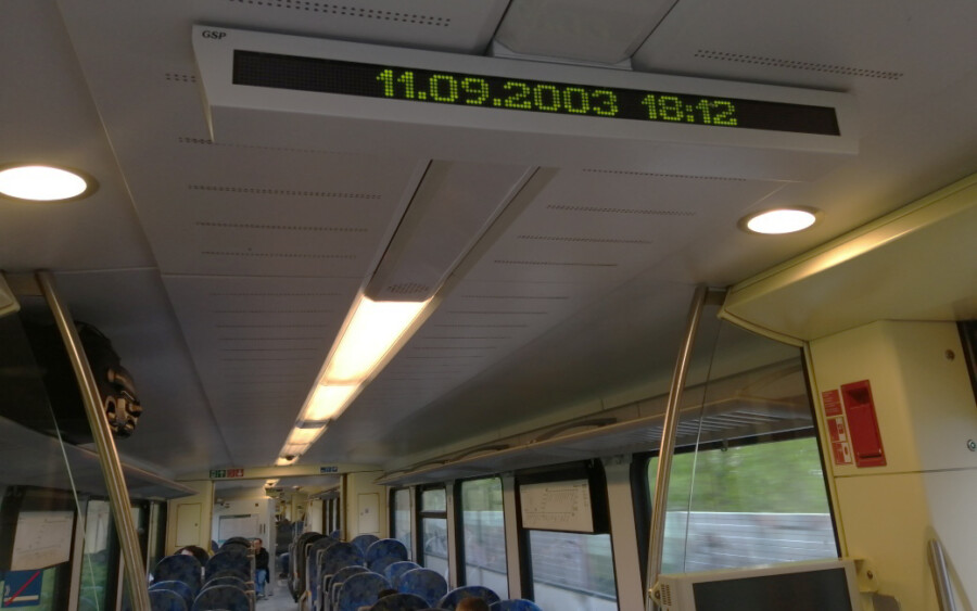 Schon seit Wochen gehen die Uhren bei der Eurobahn anders: Diese Zeitanzeige wurde gestern am 27.04.2023 um 18.12 Uhr im RB 13 aufgenommen. (Foto: privat) 