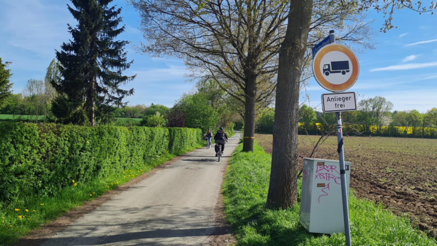 Die FDP hat die Herabsetzung der Höchstgeschwindigkeit auf den Straßen im Naherholungsgebiet Emscherquelle und Hixterwald beantragt: Der Luftschachtweg (Foto) soll außerdem in einen Rad- und Fußweg umgewidmet werden. (Foto: P. Gräber - Emscherblog) 