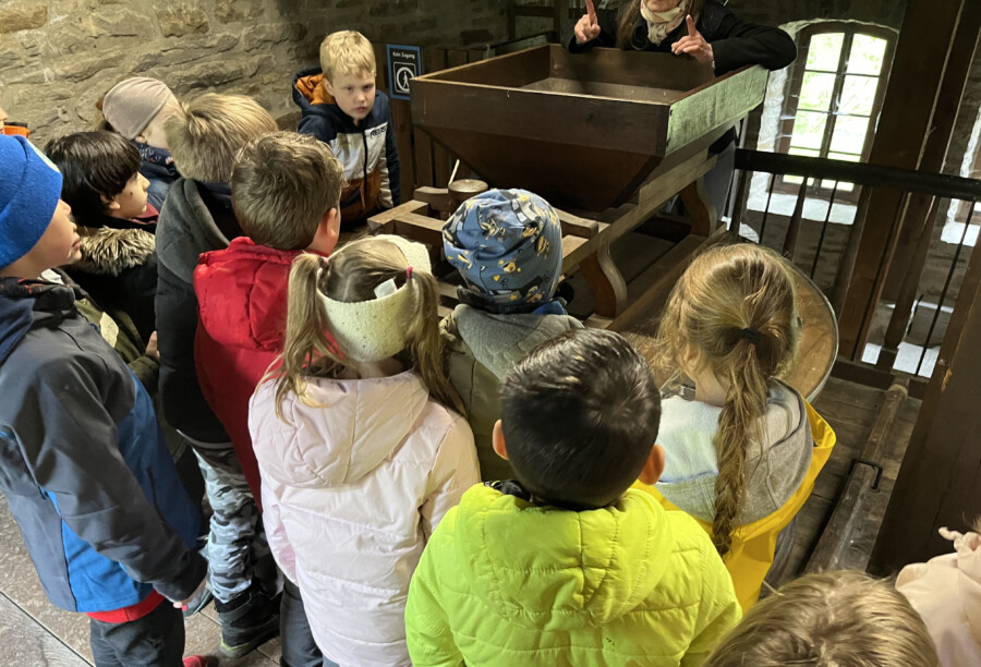 In einem anderen Gebäude des Freilichtmuseums lernten die Kinder eine alte Mühle kennen. (Foto: privat) 