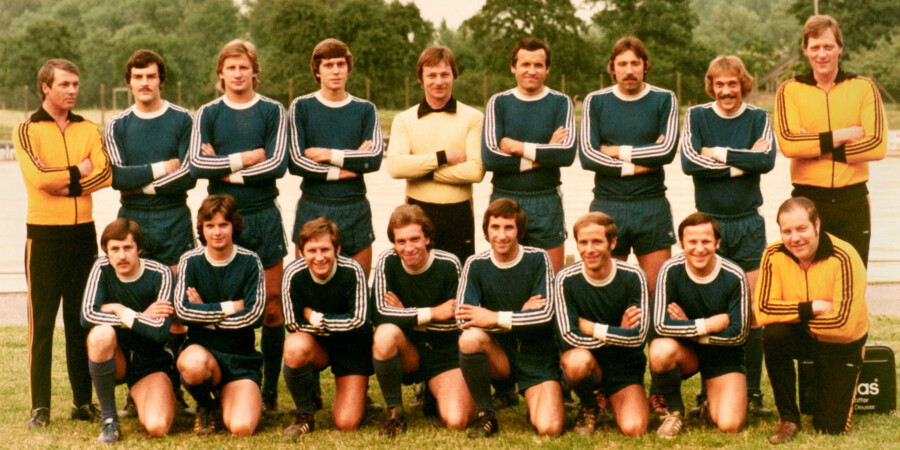Der Gewinn der Deutschen Amateurmeisterschaft 1976 war für den Fußballsport in Holzwickede der bislang größte Erfolg. Unten, zweiter von rechts, freut sich „Hoppy“ Kurrat über den Triumph.  